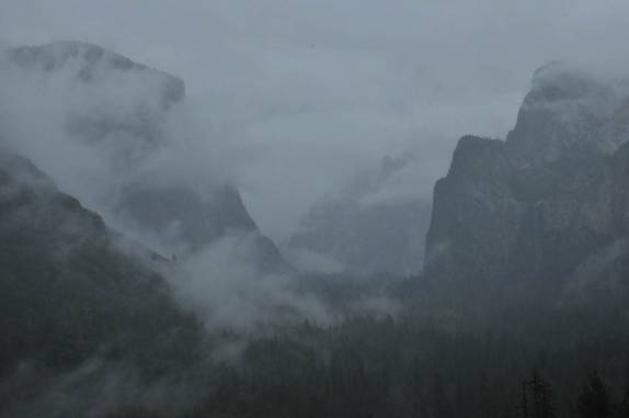 Muita névoa no Yosemite National Park, na Califórnia, nos Estados Unidos